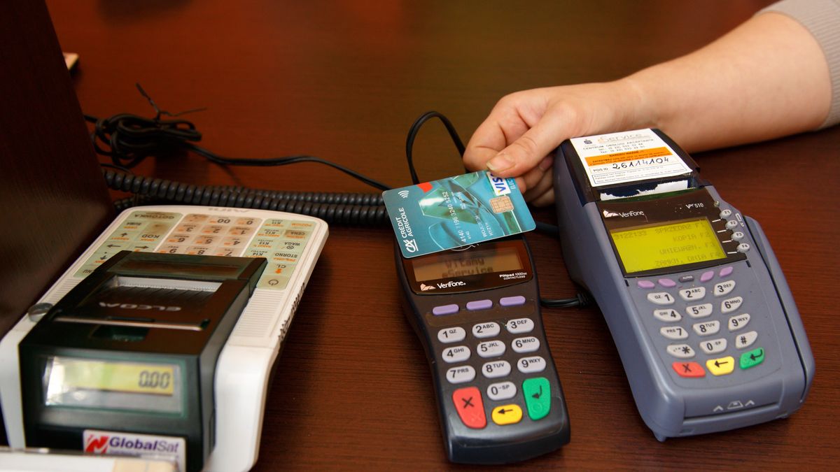 Właściciele salonów fryzjerskich i restauracji nie muszą na razie wymieniać kas.