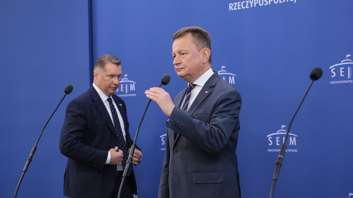 Warszawa, 28.08.2025. Przewodniczący KP PiS Mariusz Błaszczak (C) podczas konferencji prasowej w Sejmie w Warszawie, 28 bm. (amb) PAP/Rafał Guz