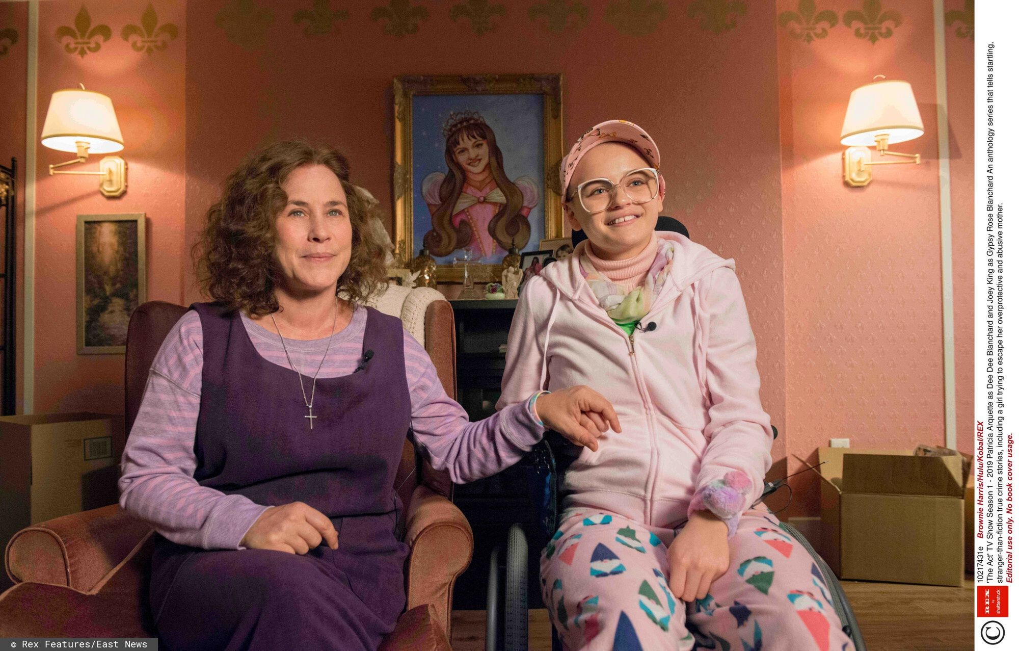 Kadry z serialu The ActEditorial use only. No book cover usage.  Mandatory Credit: Photo by Brownie Harris/Hulu/Kobal/REX (10217431e)  Patricia Arquette as Dee Dee Blanchard and Joey King as Gypsy Rose Blanchard  'The Act' TV Show Season 1 - 2019  An anthology series that tells startling, stranger-than-fiction true crime stories, including a girl trying to escape her overprotective and abusive mother.Brownie Harris/Hulu/Kobal/REX