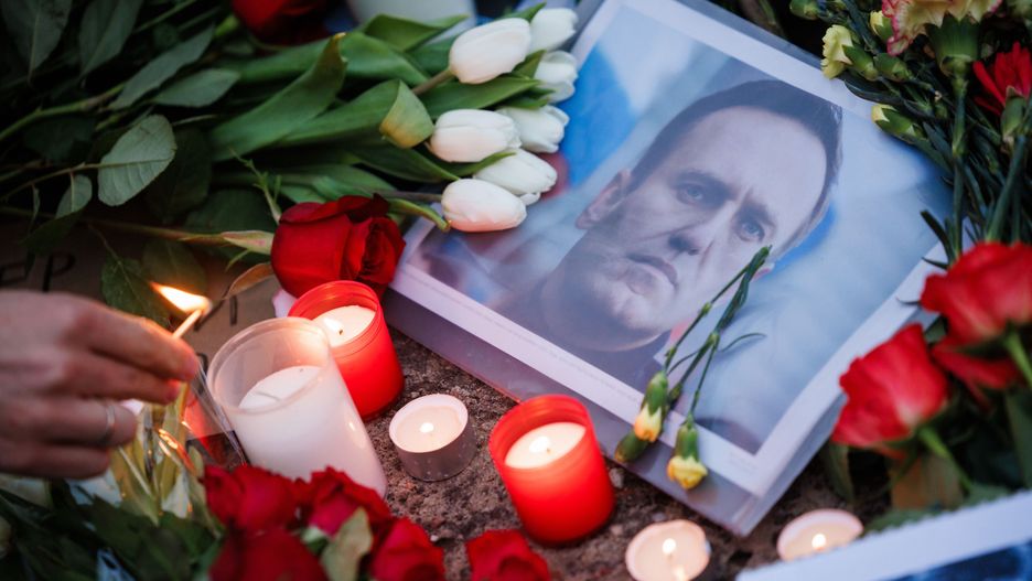 epaselect epa11159716 A person lights a candle next to flowers and and a portrait of Russian opposition leader Alexei Navalny in front of the Russian embassy, in Berlin, Germany, 16 February 2024. Russian opposition leader and outspoken Kremlin critic Alexei Navalny has died aged 47 in a penal colony, the Federal Penitentiary Service of the Yamalo-Nenets Autonomous District announced on 16 February 2024. A prison service statement said that Navalny 'felt unwell' after a walk on 16 February, and it was investigating the causes of his death. In late 2023 Navalny was transferred to an Arctic penal colony considered one of the harshest prisons. EPA/CLEMENS BILAN Dostawca: PAP/EPA.