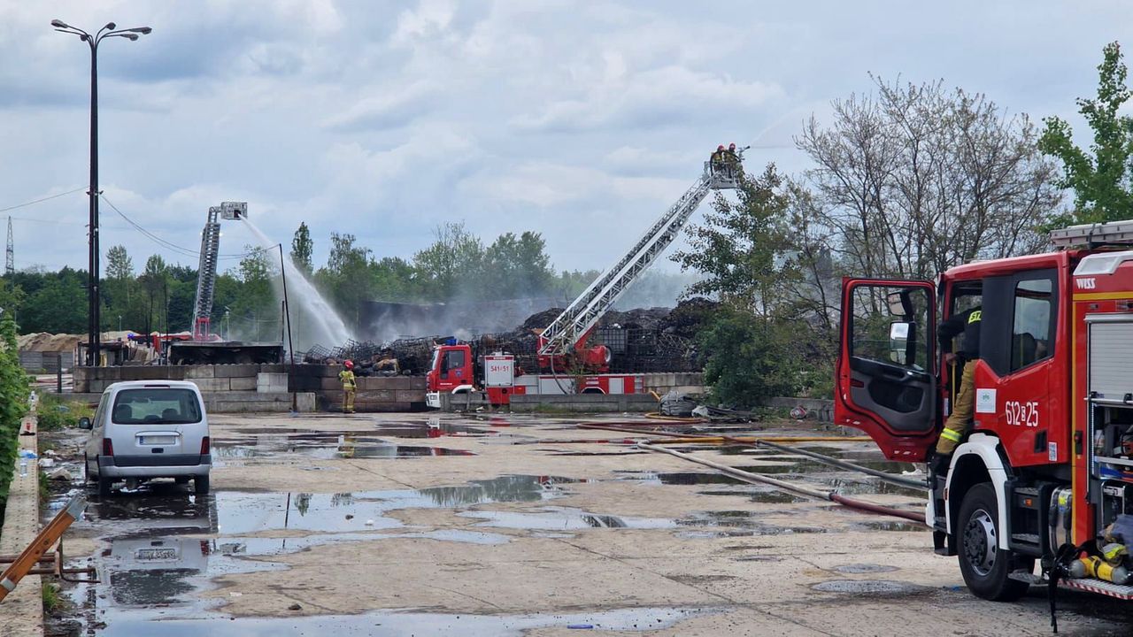 Siemianowice Śląskie: Strażacy wciąż są na terenie spalonej hali