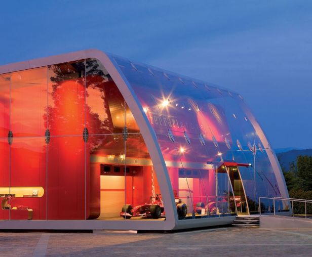 Sklep Ferrari - architektura 3 P - prędkości, pędu, płynności 3