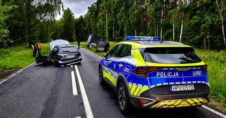 Groźny wypadek na DW188. Zderzyły się trzy pojazdy, jedna osoba trafiła do szpitala