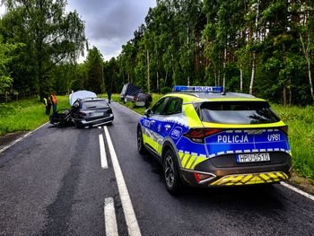 Groźny wypadek na DW188. Zderzyły się trzy pojazdy, jedna osoba trafiła do szpitala