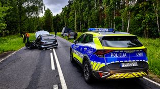 Groźny wypadek na DW188. Zderzyły się trzy pojazdy, jedna osoba trafiła do szpitala