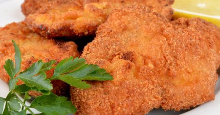 Nie mocz schabowych w mleku. Użyj innego produktu, a będą tak delikatne, że nóż nie będzie potrzebny