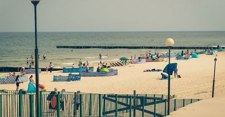 Tak wyglądały wakacje nad morzem w PRL-u. Ile z nich pamiętasz?