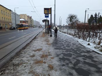 Grudziądz: "Nie trzeba iść na lodowisko, bo jest na chodnikach". Co robią służby?