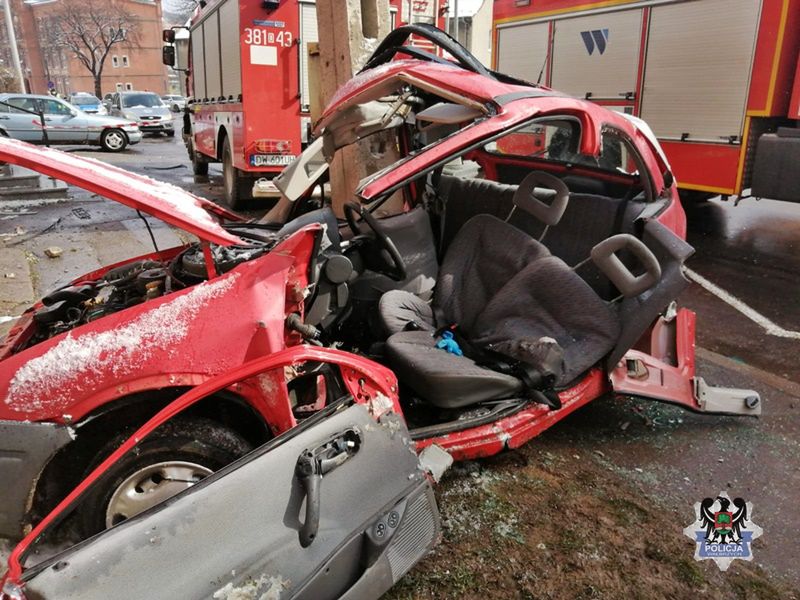 Wałbrzych. 16-latek rozbił auto na słupie. Na fotelu pasażera siedział o 3 lata młodszy nastolatek