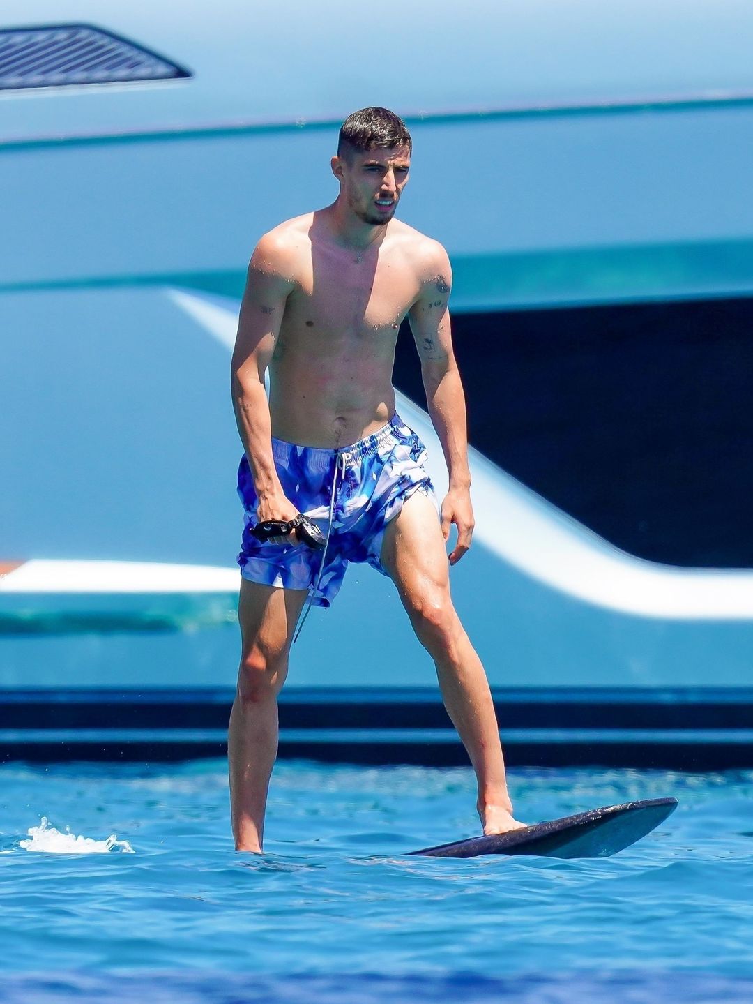 Niemiecki piłkarz odreagowuje odpadnięcie z Euro na jachcie u boku narzeczonej