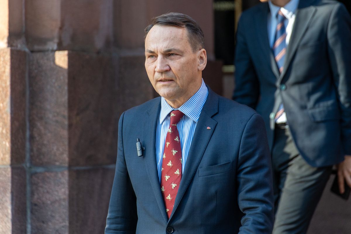 "Żona nie jest przedłużeniem męża". Sikorski tłumaczy