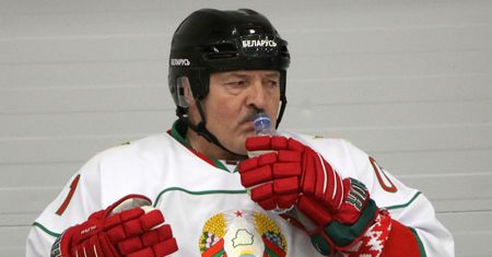 Himalaje propagandy na Białorusi. Łukaszenka na lodzie