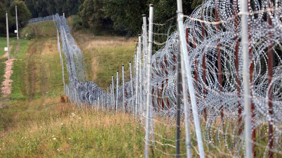 Strefa buforowa ma m.in. zapewnić bezpieczeństwo żołnierzom, funkcjonariuszom Straży Granicznej oraz policji (zdjęcie ilustracyjne) 