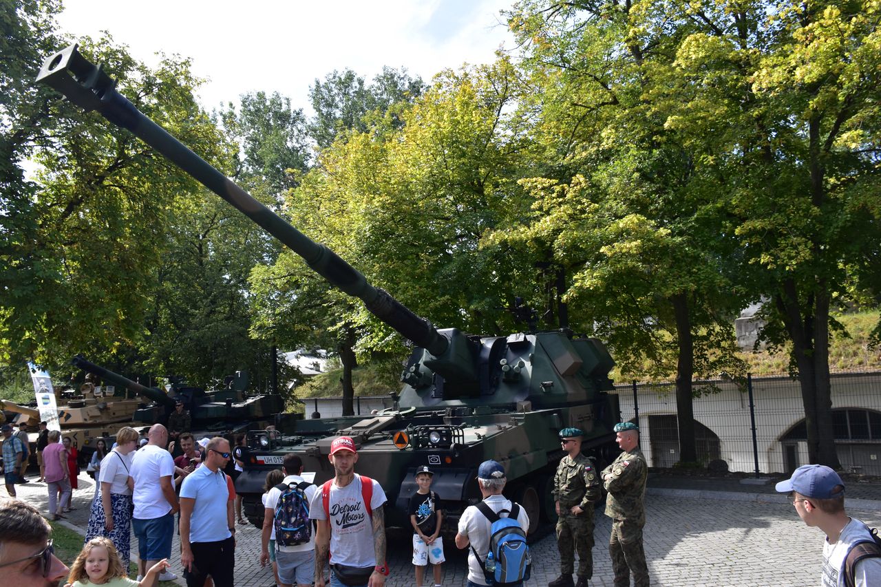 Wystawa sprzętu na warszawskiej Cytadeli przyciągnęła prawdziwe tłumy. Tu można było dotknąć zarówno historycznego, jak i współczesnego sprzętu.