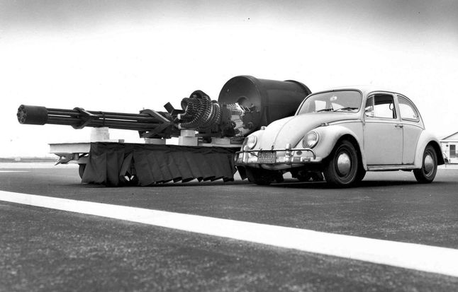 Działko GAU-8/A Avenger. Stojący obok Volkswagen Garbus pokazuje wielkość tej broni