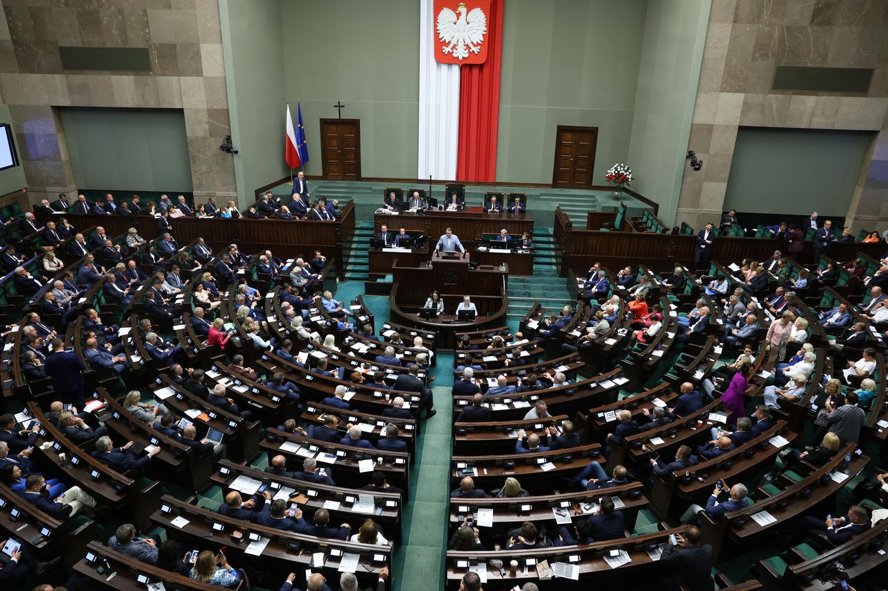 PiS wciąż na prowadzeniu, ale traci przewagę. Najnowszy sondaż