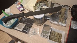 Rzeszów: Po otwarciu drzwi policjanci od razu wyczuli narkotyki. 21-latek aresztowany na trzy miesiące