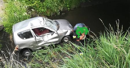 Kierowca seicento nie zapanował nad autem. Przebił barierki i wpadł do rzeki
