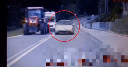 Wyprzedzał na trzeciego. Wprost na policyjny radiowóz. Jest nagranie