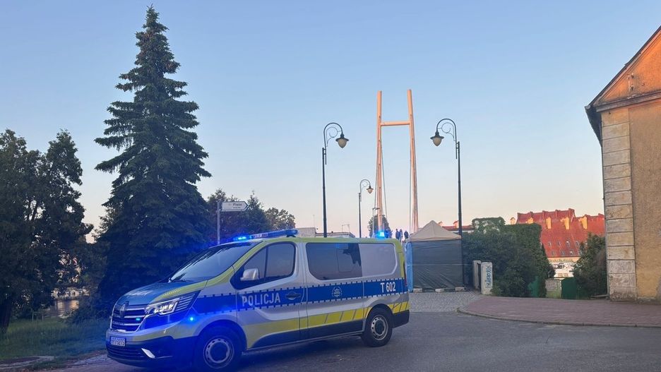 Kobieta zostawiła dziecko w samochodzie i poszła na spotkanie ze znajomą