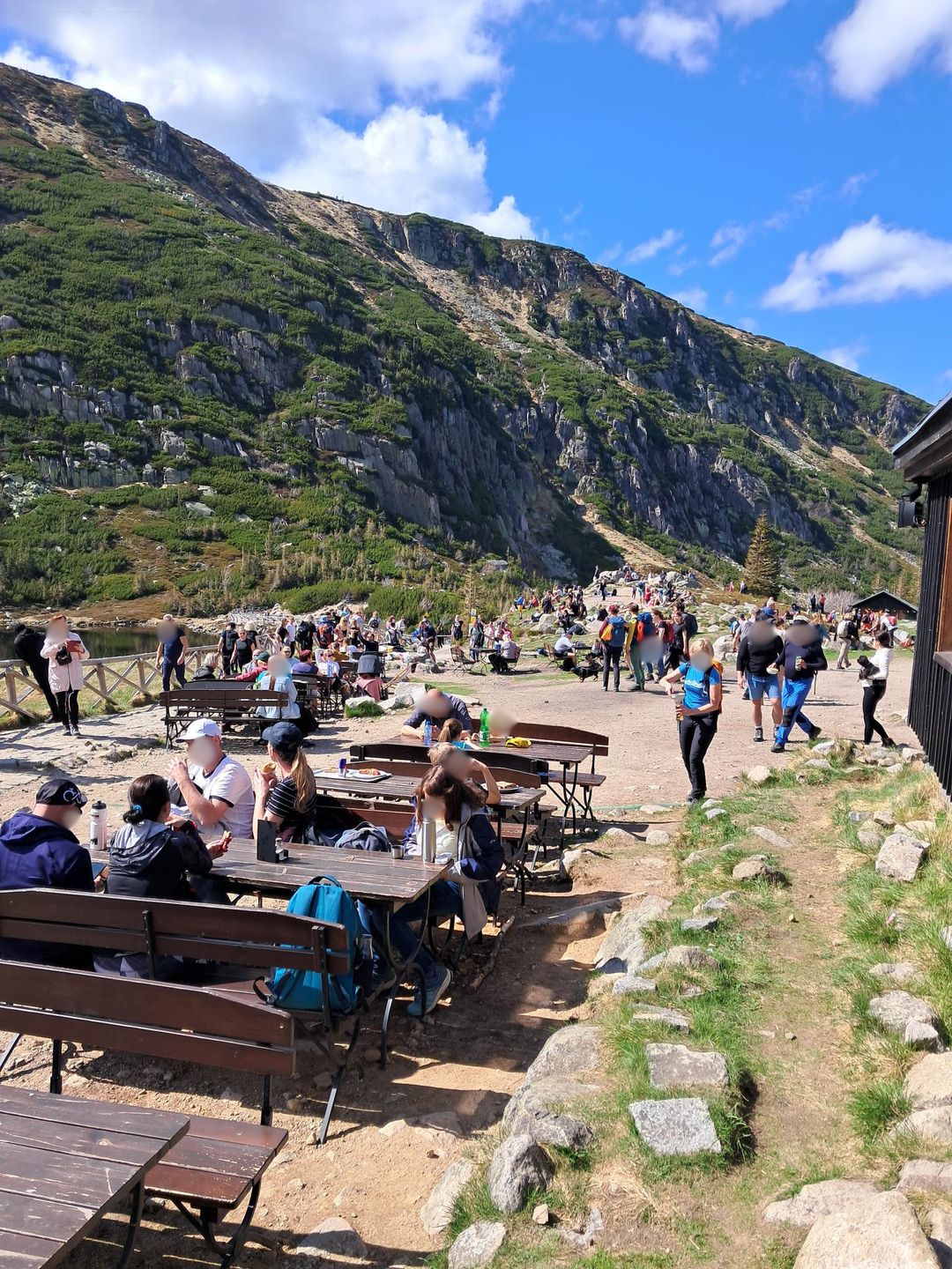 Samotnia oblegana przez turystów