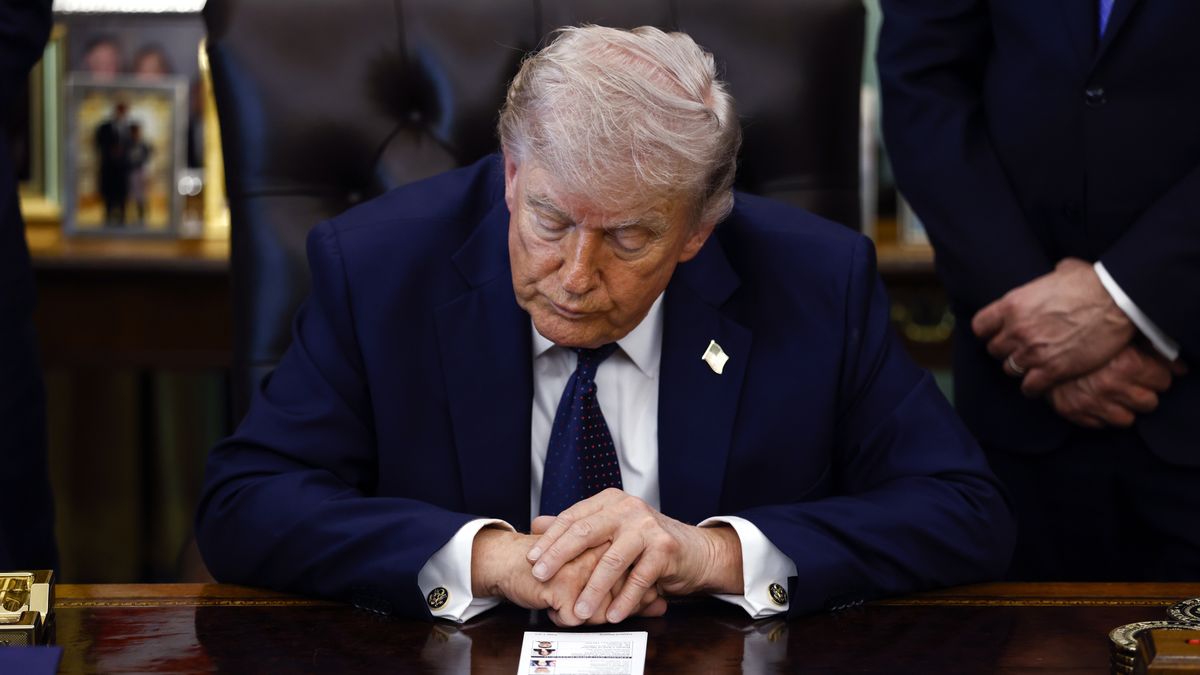 US President Donald Trump meets Lebanese and Israeli envoys at the White House
epa12910228 US President Donald Trump speaks to the media in the Oval Office of the White House in Washington, DC, USA, 23 April 2026. President Trump met with Lebanese and Israeli envoys at the White House for a new round of peace talks.  EPA/WILL OLIVER / POOL 
Dostawca: PAP/EPA.
WILL OLIVER / POOL
War, US Politics
