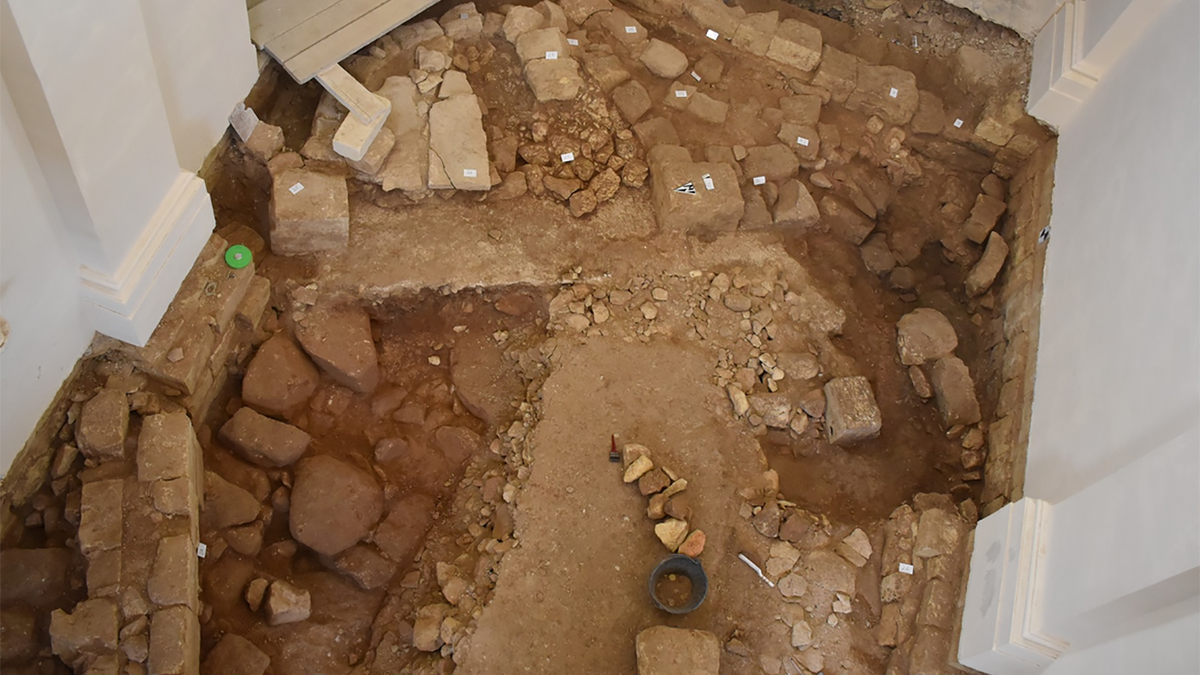 Pod podłogą XVII-wiecznego kościoła odkryto ruiny średniowiecznej kaplicy