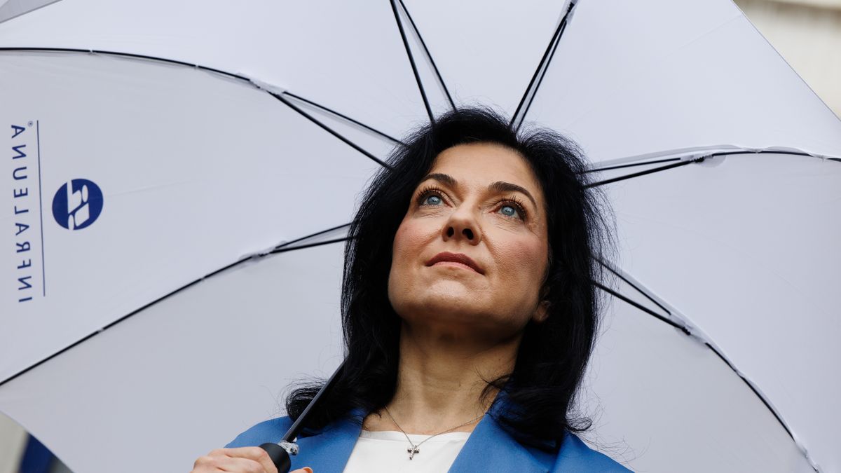 German Economy Minister Katherina Reiche looks on as she stands under an umbrella branded with InfraLeuna, the operator of the Leuna Chemical Complex, during a visit to Leuna Chemical Complex in Leuna, Germany, 28 July 2025. EPA/CLEMENS BILAN Dostawca: PAP/EPA.
