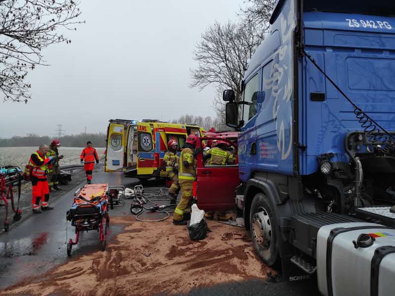 Zderzenie samochodu ciężarowego z busem. Jedna ofiara śmiertelna