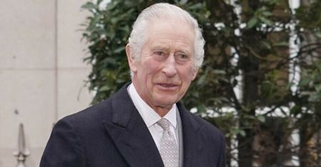 Król Karol III WYSZEDŁ ZE SZPITALA! Towarzyszyła mu Camilla (ZDJĘCIA)