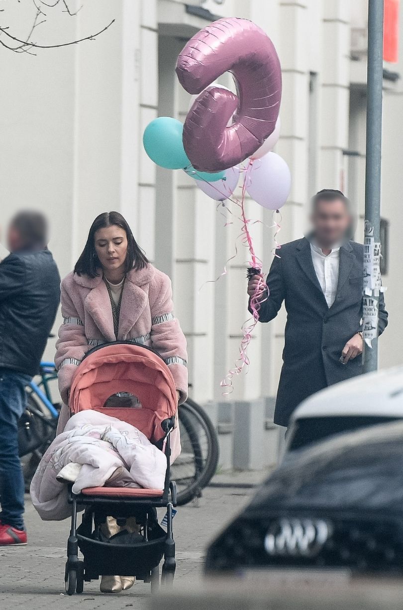 Klaudia Halejcio z mężem i córką opuszcza rodzinną imprezę