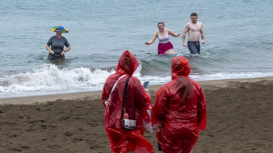 Turyści na Lanzarote kąpią się mimo deszczu