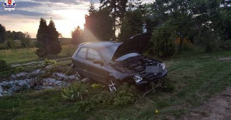 Jazdę zakończył w oczku wodnym. Był tak pijany, że nie mógł dmuchnąć w alkomat