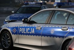 A1. Wypadek ciężarówek. Na jezdni paczki pocztowe i ubrania