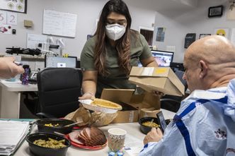 Rząd zakazał nam jedzenia i picia w pracy. Puknie się ktoś tam w głowę? [OPINIA]