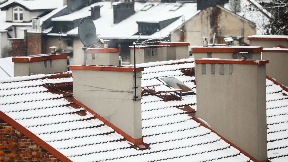 Strażacy apelują o odśnieżanie dachów