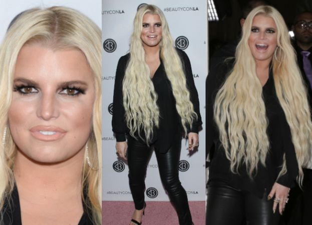 Jessica Simpson i jej gigantyczne doczepy na ściance w Los Angeles