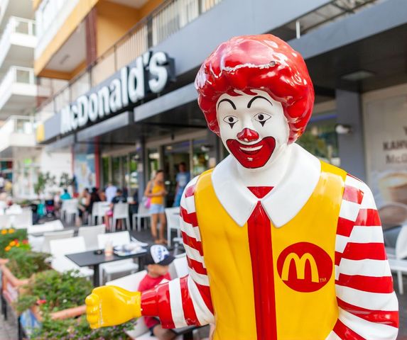 Niezwykle kaloryczna nowość. McDonald’s wprowadza nową kanapkę