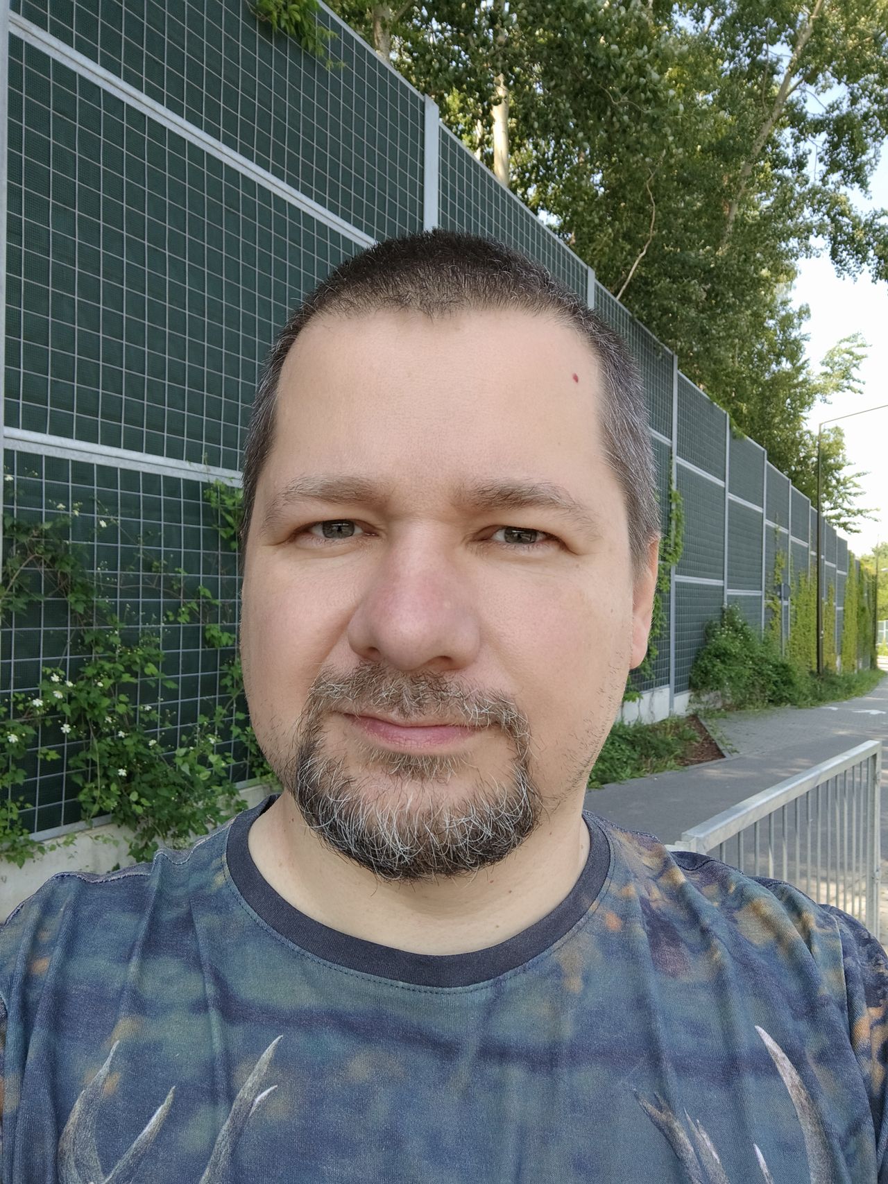 Z rozmytym tłem lub bez. W przypadku zdjęć z przedniego aparatu nie mamy opcji symulacji obiektywów ZEISS