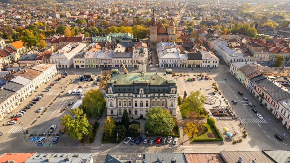 Ratusz pośrodku rynku jest sercem Nowego Sącza