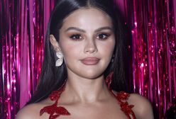 Selena Gomez w prześwitującej sukience. Odsłoniła niemal cały biust