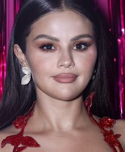 Selena Gomez w prześwitującej sukience. Odsłoniła niemal cały biust