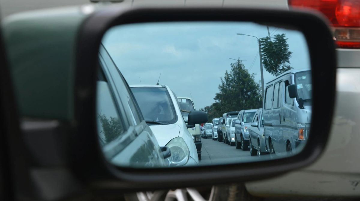 Wielki korek na styku A2 i S11. Jeden kierowca wjechał w barierki, setki innych stoi w korku