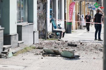 Poznań: Fragment elewacji runął na ziemię. Jeżyce odcięte od tramwajów