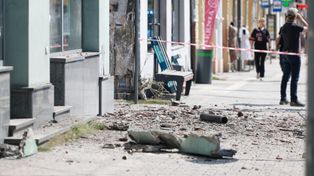 Poznań: Fragment elewacji runął na ziemię. Jeżyce odcięte od tramwajów