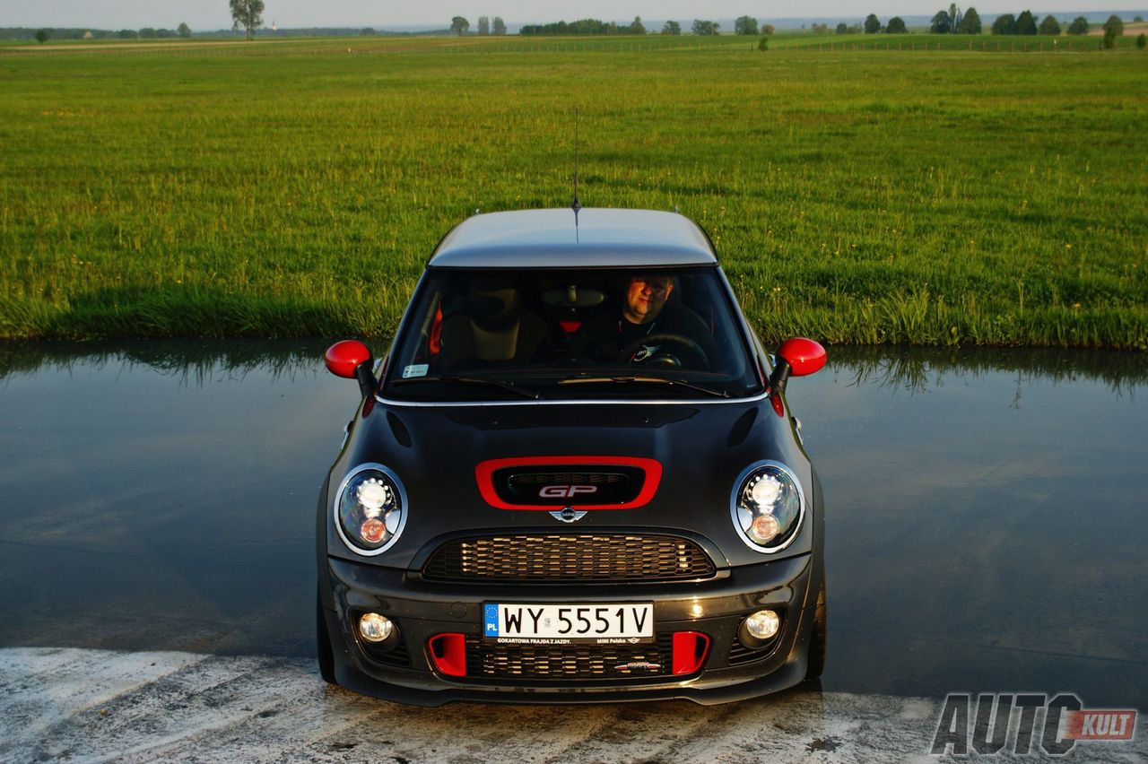 MINI JCW GP (1.6 T, 6 MT, 218 KM@6000, 280 Nm@1750, 0-100 km/h 6,3 s, 242 km/h)