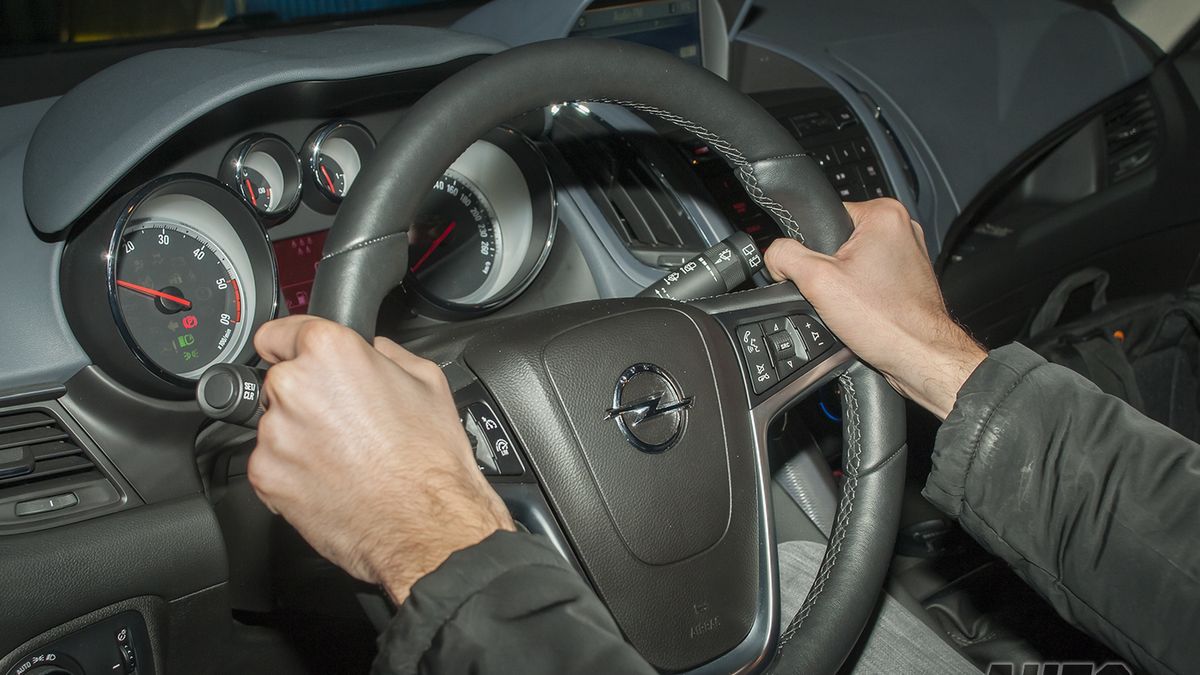 Prawidłowa pozycja za kierownicą zapewni nie tylko pewność prowadzenia, ale może uratować nam także życie podczas wypadku