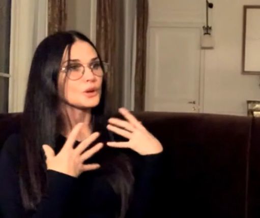 Demi Moore podczas rozmowy z Naomi Campbell