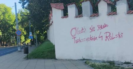 Nocna akcja wandala w Lublinie! Zniszczył Ratusz i Katedrę, wpadł kilka godzin później (zdjęcia)