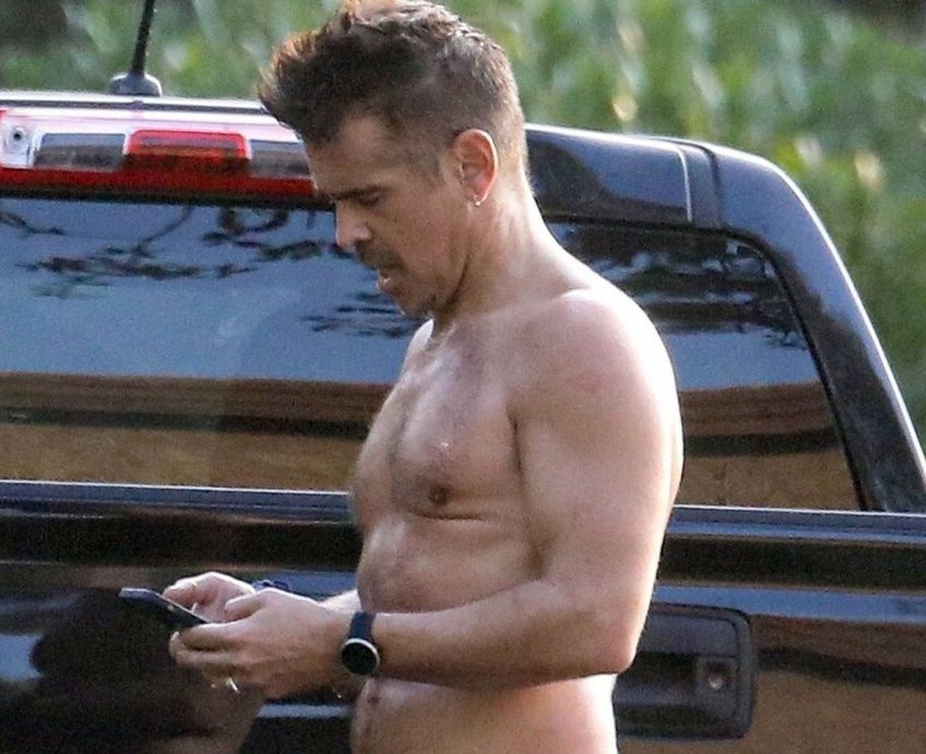 Colin Farrell trenuje bieganieBeverly Hills, CA  - *EXCLUSIVE*  - Colin Farrell goes shirtless with small purple running shorts as he works up a healthy sweat running laps around the track at Coldwater Canyon Park in Beverly Hills. The Irish actor appears to have taken a page from the Milo Ventimiglia  style book as he was seen in small shorts and a muscle shirt that he later took off as he built up a sweat.    Pictured: Colin Farrell    BACKGRID USA 6 DECEMBER 2021     BYLINE MUST READ: SPOT / BACKGRID    USA: +1 310 798 9111 / usasales@backgrid.com    UK: +44 208 344 2007 / uksales@backgrid.com    *UK Clients - Pictures Containing Children  Please Pixelate Face Prior To Publication*SPOT
